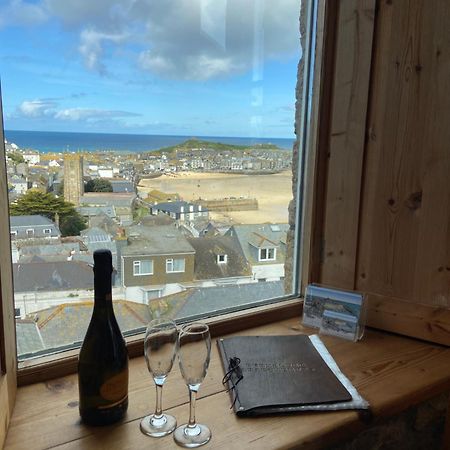 Huer'S Watch A Beautifully Presented Private Apartment With Far Reaching Views Over St Ives Harbour And Bay And Free Onsite Parking For Larger Groups Book Along With Our Connecting Two Sister Apartments Exterior foto